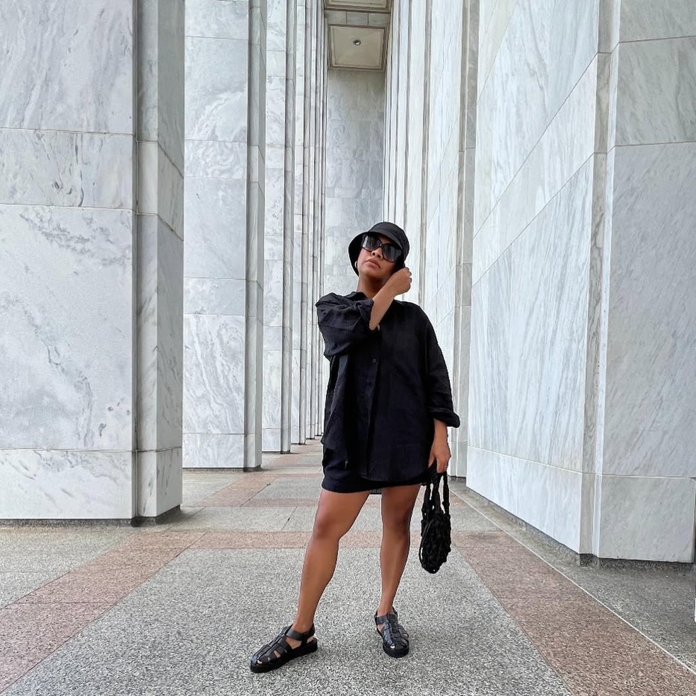 Look all-black com sandália fisherman — Foto: Reprodução/Instagram @this_girl_dreams