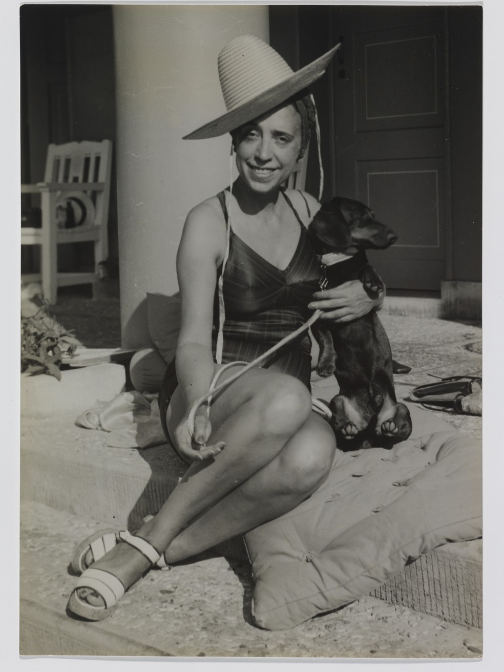 A estilista em uma versão “mais relaxada” em cidade costeira da Tunísia, onde manteve uma casa bem próxima ao mar — Foto: Acervo Marisa Schiaparelli Berenson