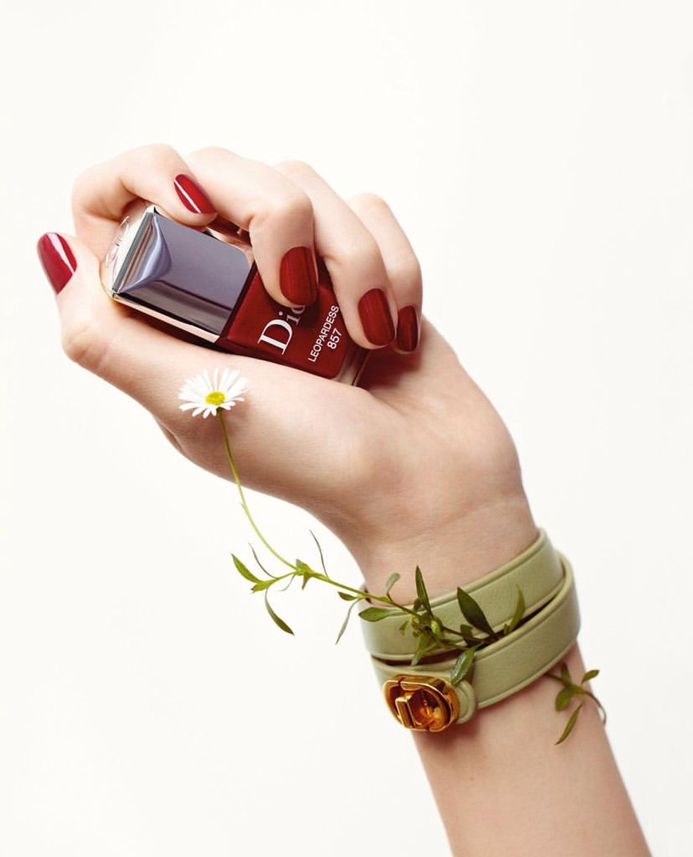 Esmalte vermelho Dior — Foto: Instagram/@diorbeauty @dior