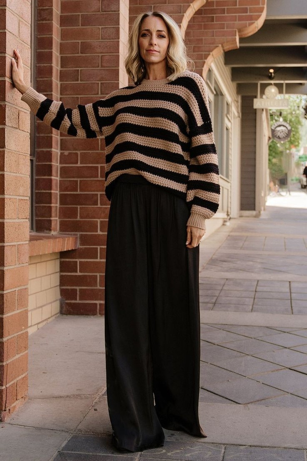 Vale lembrar que a calça pantalona pode ser encontrada em diferentes tecidos, dando mais leveza ao look ou mais peso. — Foto: Reprodução/Pinterest @balticborn