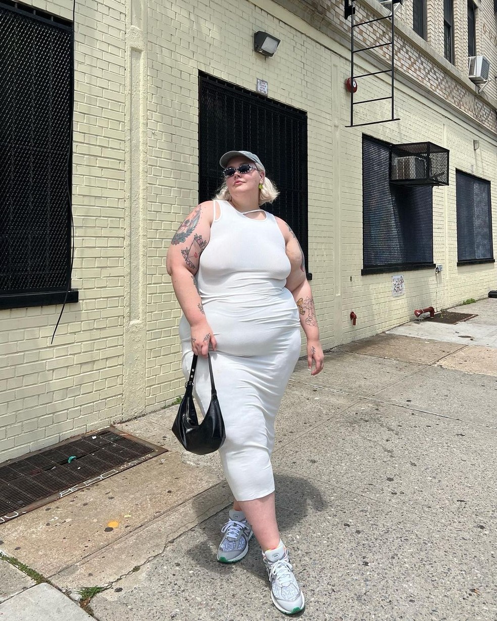 Vestido midi justinho branco — Foto: Reprodução/Instagram @theabbybible