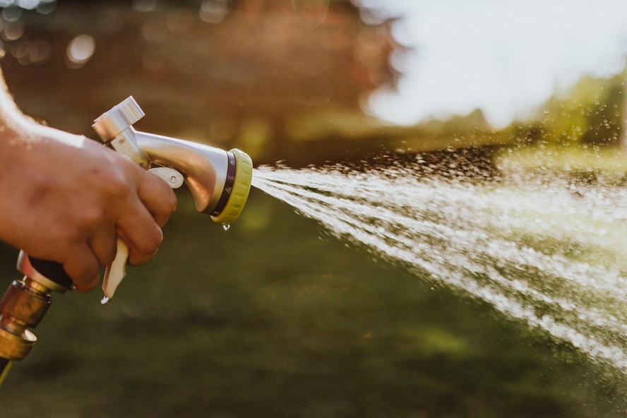 Entenda o que é golden shower e quais cuidados tomar para ter uma experiência segura