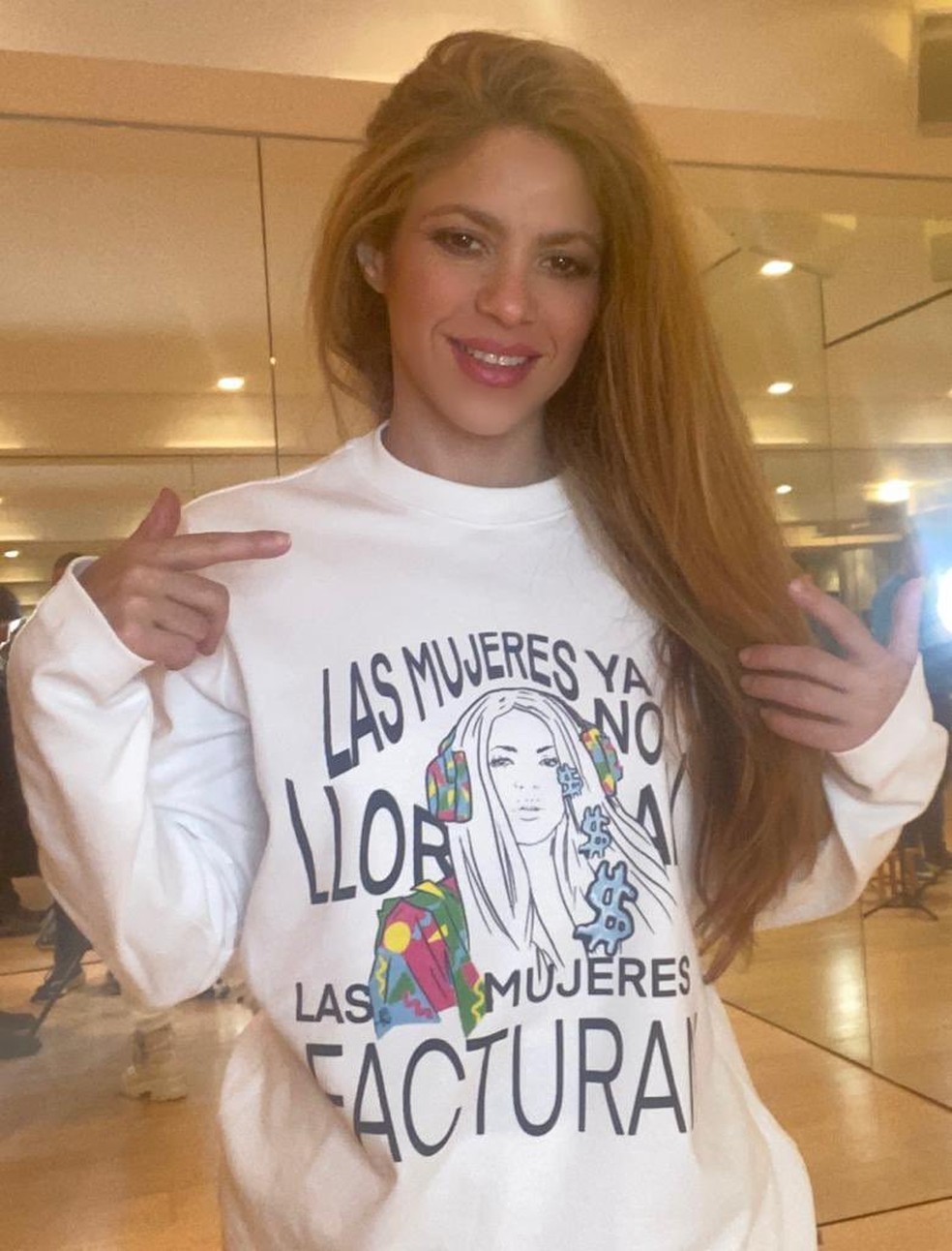 Shakira vende moletom com frase icônica de música sobre Piqué — Foto: Reprodução / Twitter