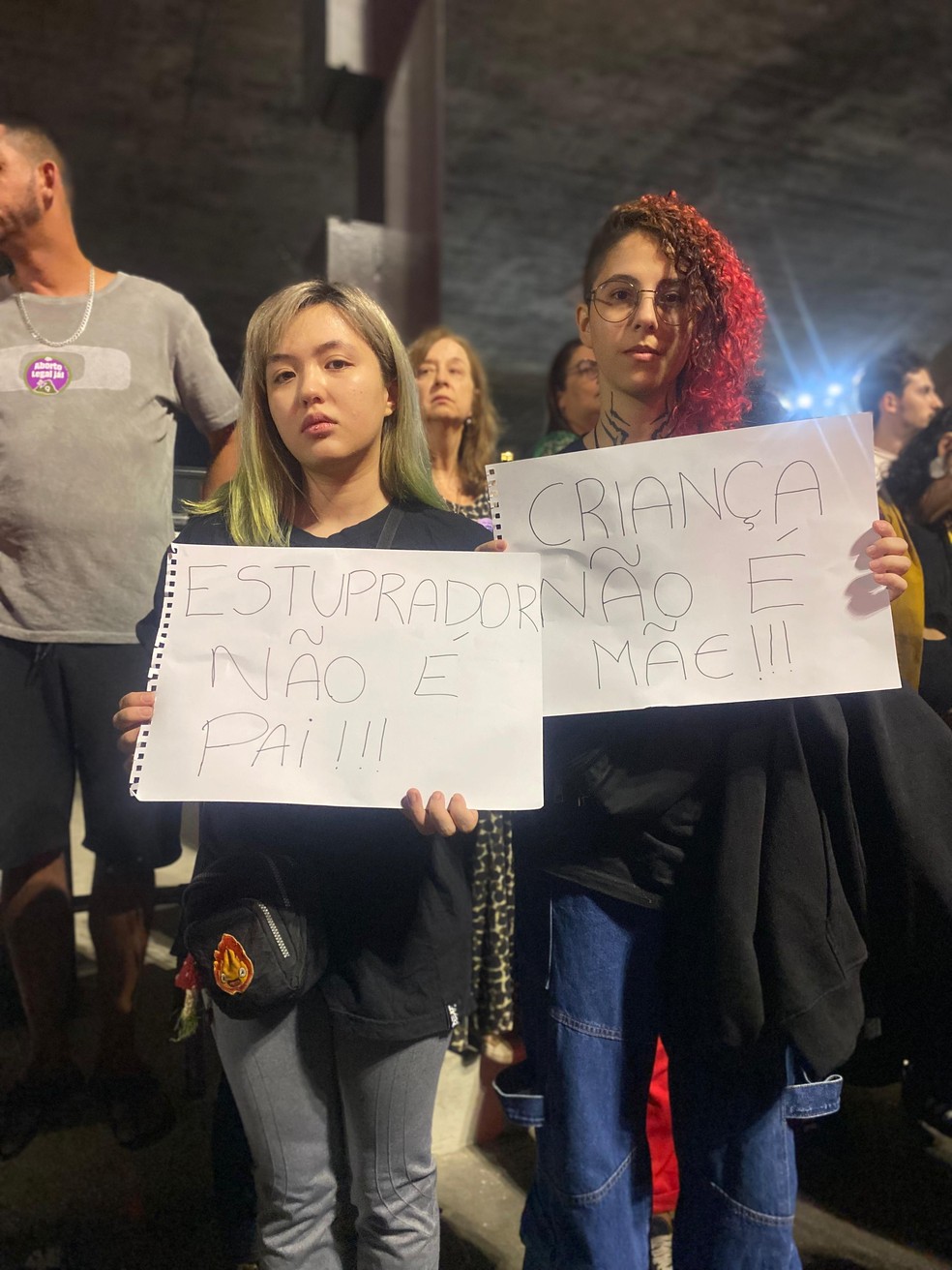 Karen Yuri e Renata Vinhaga: namoradas v�o juntas ao protesto � Foto: Camila Cetrone/ Marie Claire
