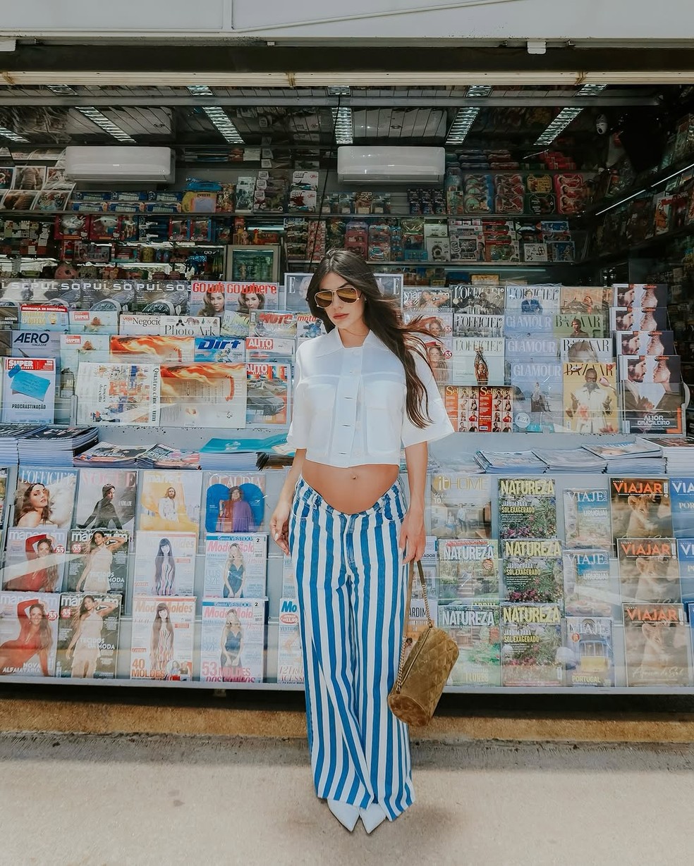 Jade Magalhães usa look casual com calça listrada e cropped — Foto: Reprodução/Instagram @ajademagalhaes