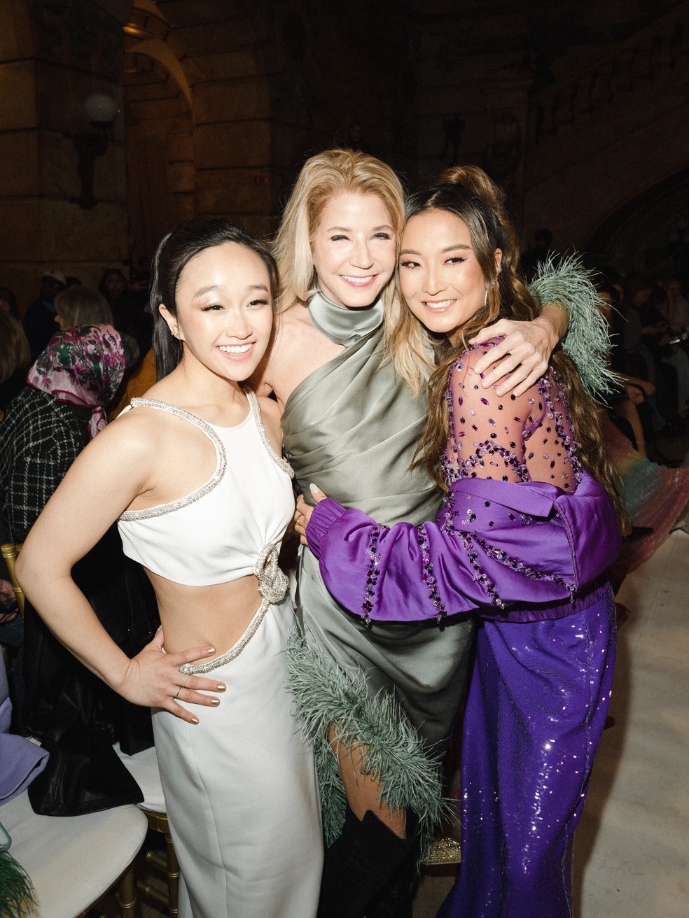 As atrizes Cathy Ang (à esq.) e Ashley Park, e a escritora Candace Bushnell no meio — Foto: Divulgação