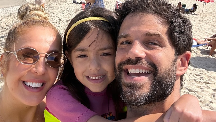 Duda Nagle curte dia de praia no Rio com a filha e a nova namorada