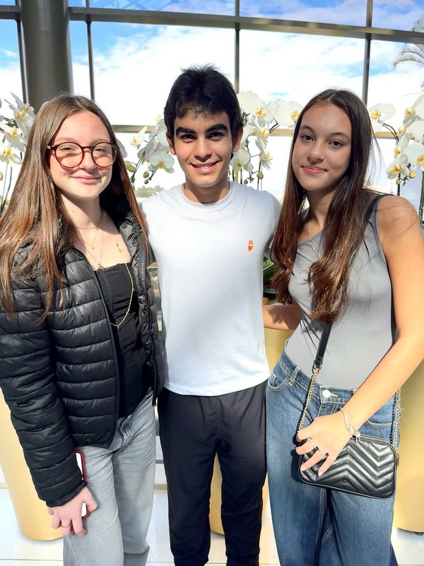 Isabella e Beatriz Toassa da Silva com Caio Temponi que, junto com elas, é um dos 7 brasileiros vencedores do prêmio internacional que reconhece as crianças mais prodígios do mundo — Foto: Reprodução/Instagram