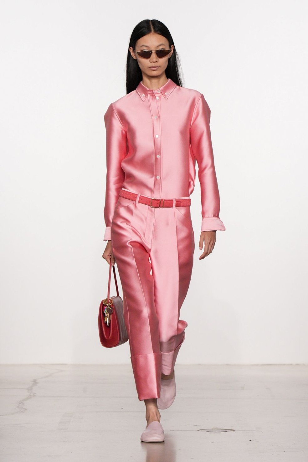Veronica Leoni reimagina elementos clássicos da Calvin Klein Collection — Foto: Dvulgação