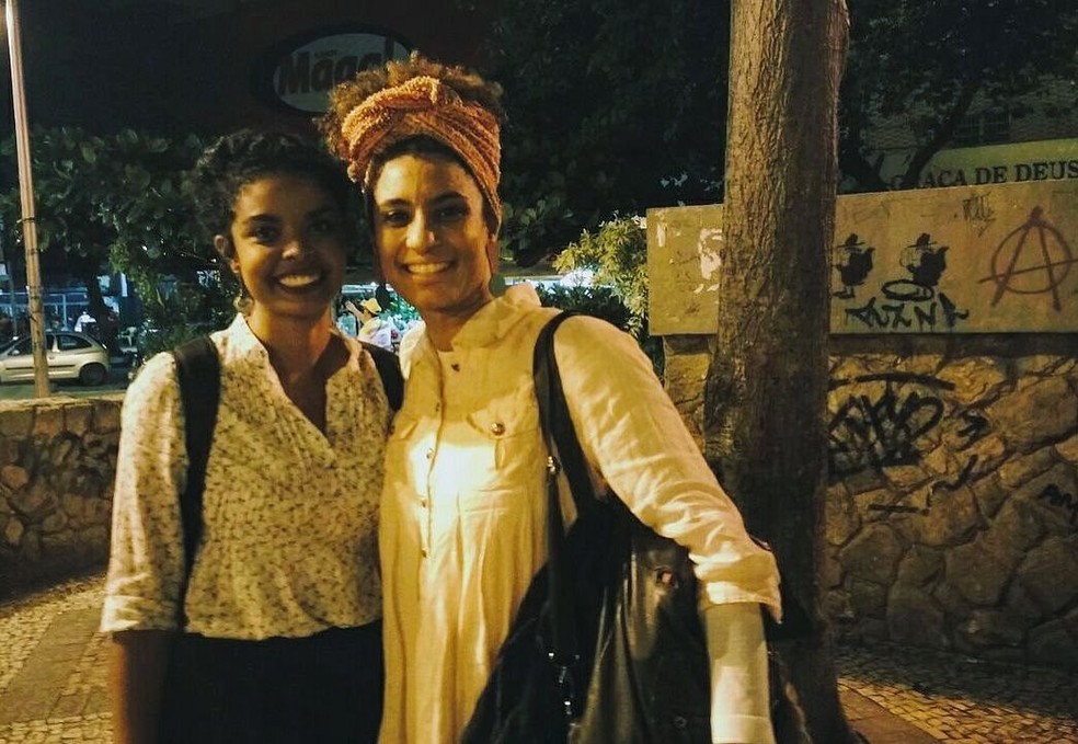 Lígia com Marielle, em 2017, após debate com participação da vereadora no Méier, onde Lígia nasceu e foi criada — Foto: Reprodução/Instagram