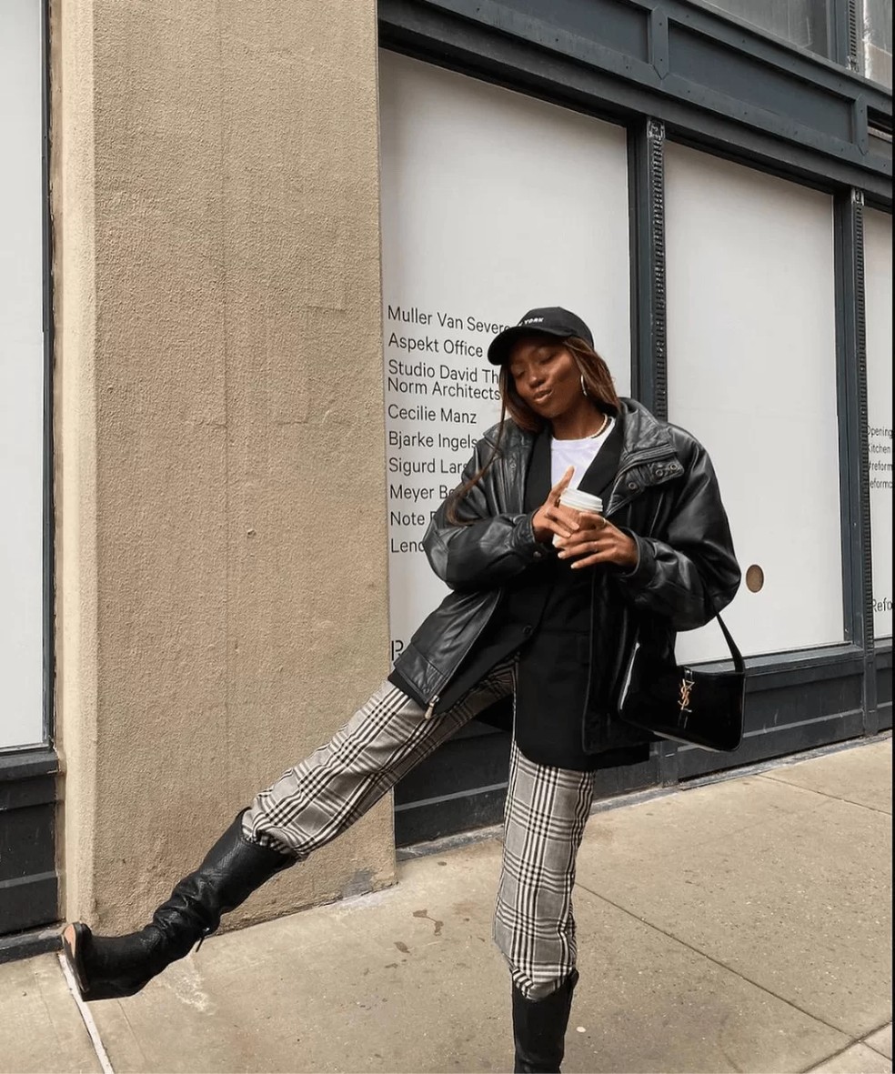 Para um visual casual, combine botas pretas com calças jeans e um suéter ou camiseta básica — Foto: Reprodução/Instagram Chanel Mckinsie