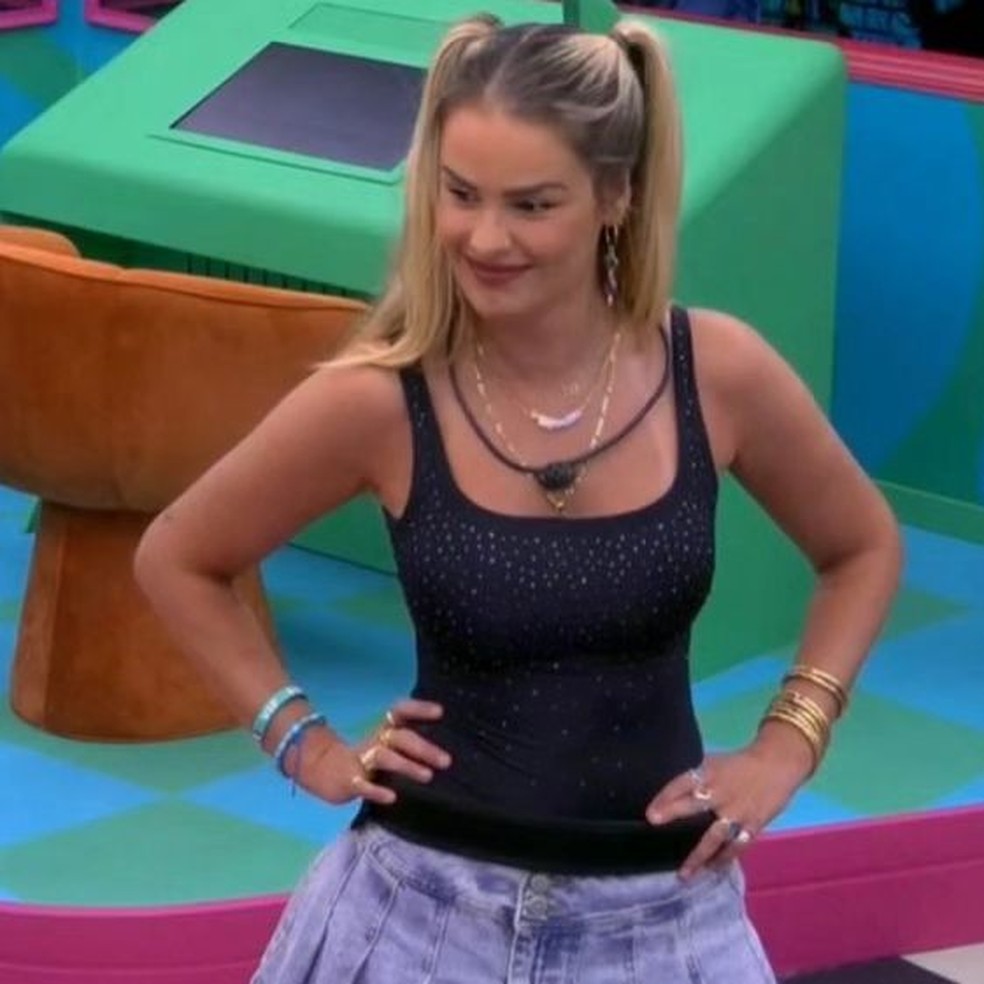 Blusas que fazem parte do guarda-roupa de Yasmin Brunet dentro do reality show — Foto: Reprodução/Instagram