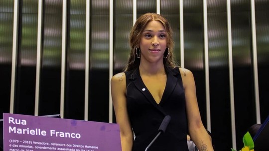 Erika Hilton abre representação e pede indenização de R$ 3 milhões contra deputado por falas transfóbicas