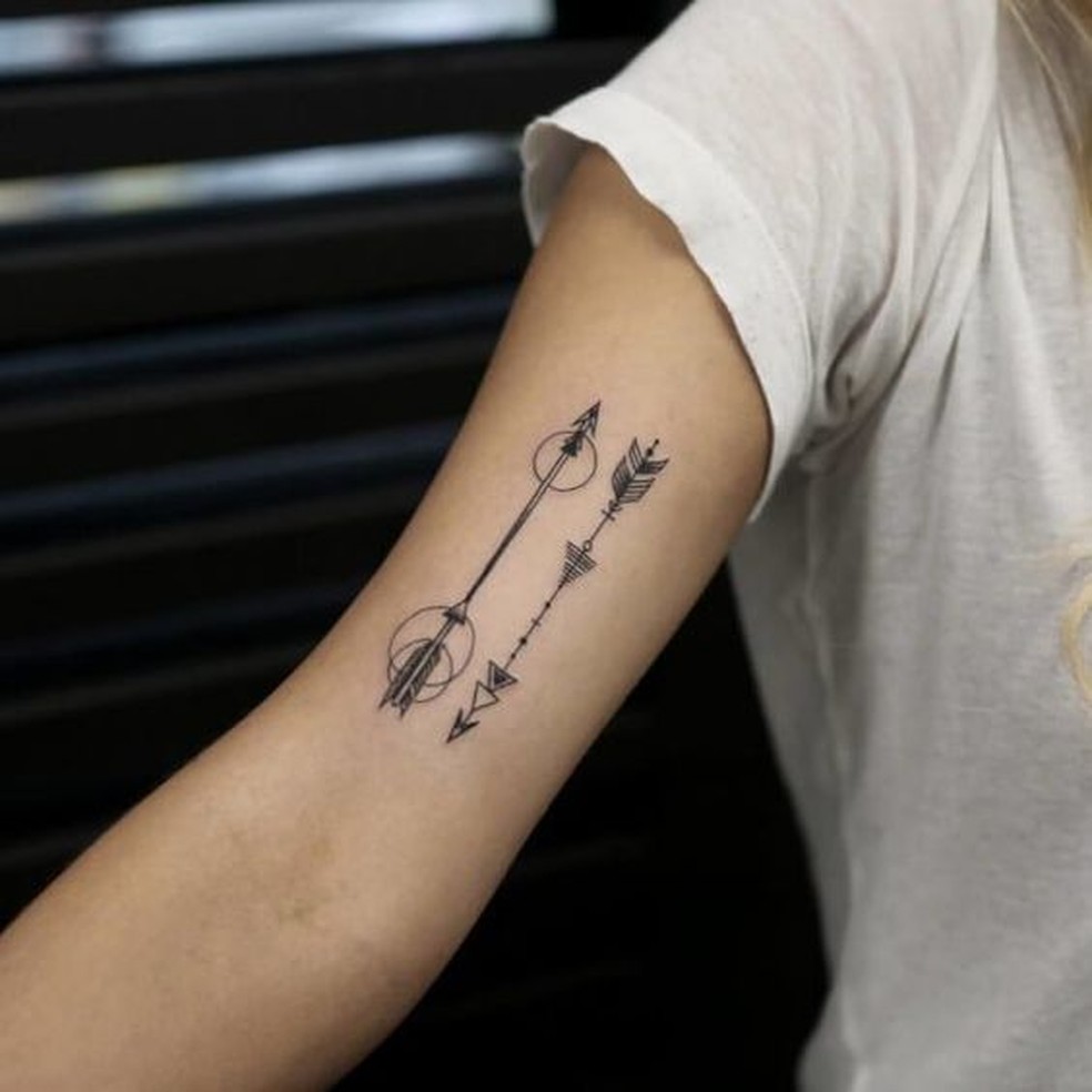 No braço, flecha em movimento combina com o signo de Áries. — Foto: Reprodução/Pinterest 
