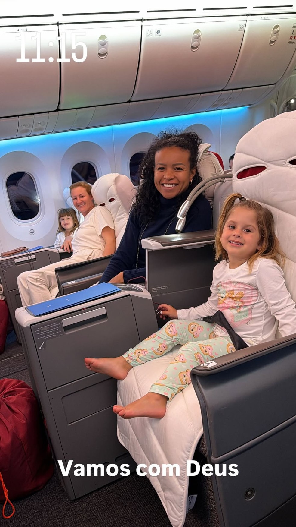 Na primeira classe, Virginia embarca em voo internacional com filhos e babás: 'Vai ser incrível' — Foto: Reprodução/Instagram