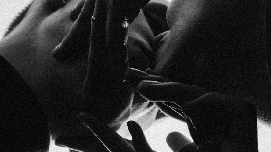 Esse guia de sexo sensorial vai te ensinar a criar experiências que mexem com todos os sentidos