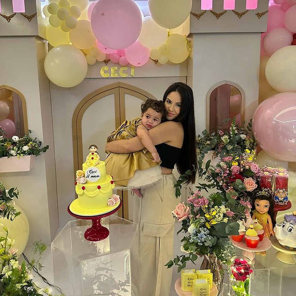Com Militão, Karoline Lima abre álbum de último mesversário da filha  — Foto: Reprodução / Instagram