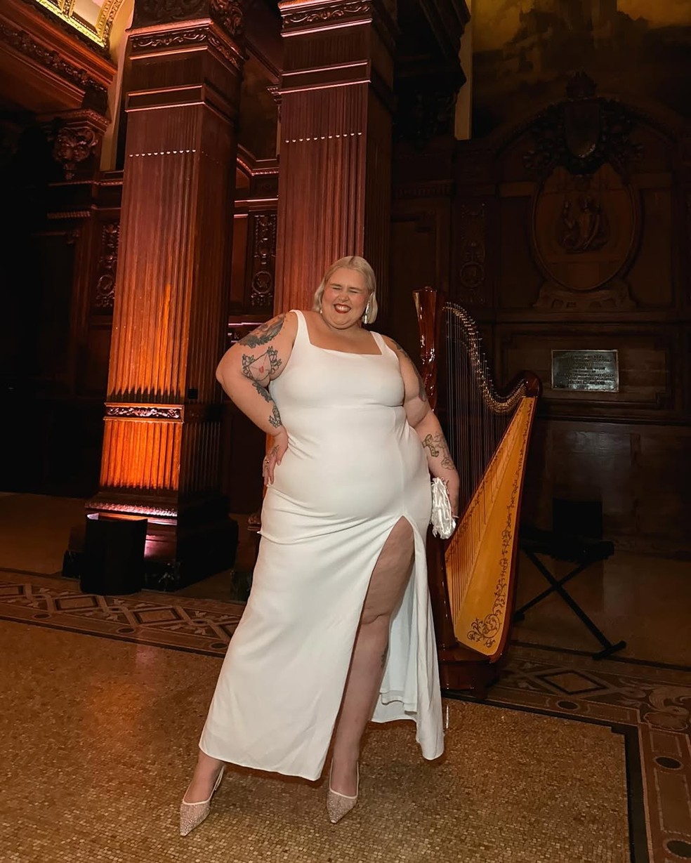 Vestido branco longo com fenda — Foto: Reprodução/Instagram @theabbybible