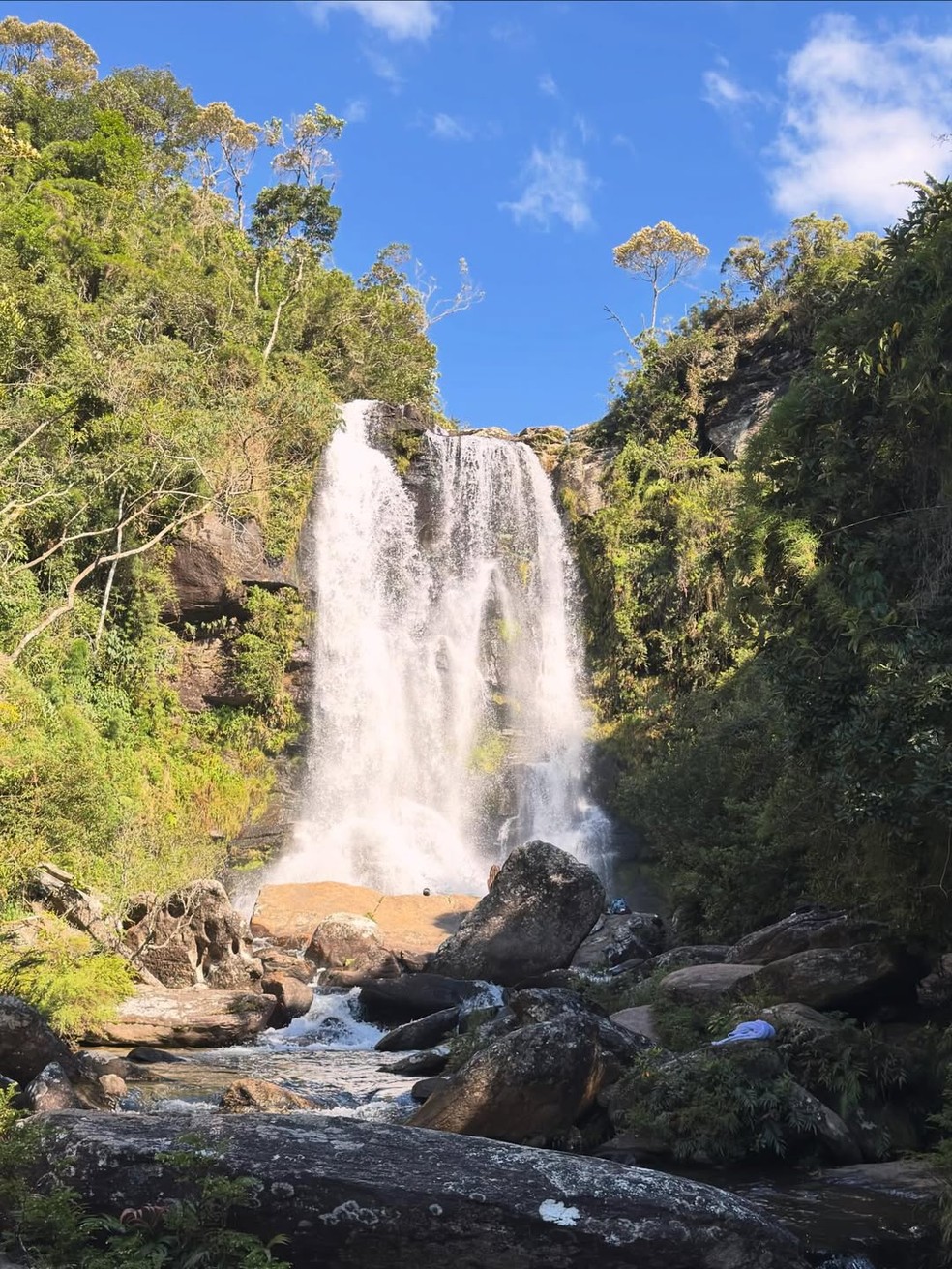 De biquíni estampado, Isis Valverde aproveita dia ensolarado para renovar bronzeado em cachoeira — Foto: Reprodução/Instagram