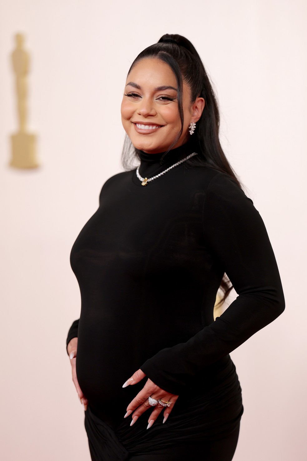 Vanessa Hudgens anuncia gravidez no tapete vermelho do Oscar 2024 — Foto: Mike Coppola/Getty Images