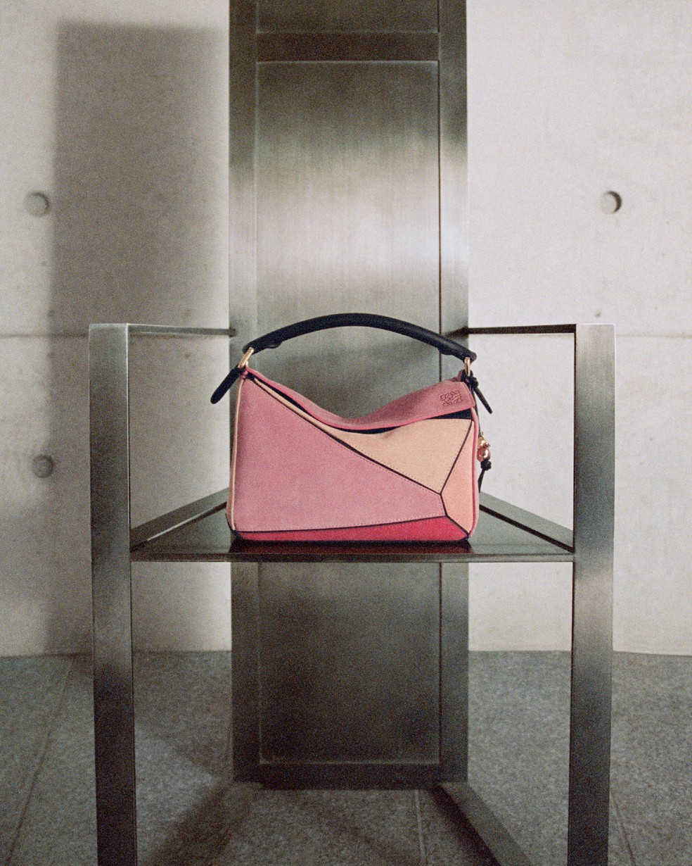 Loewe celebra 10 anos da icônica bolsa Puzzle com edições especiais