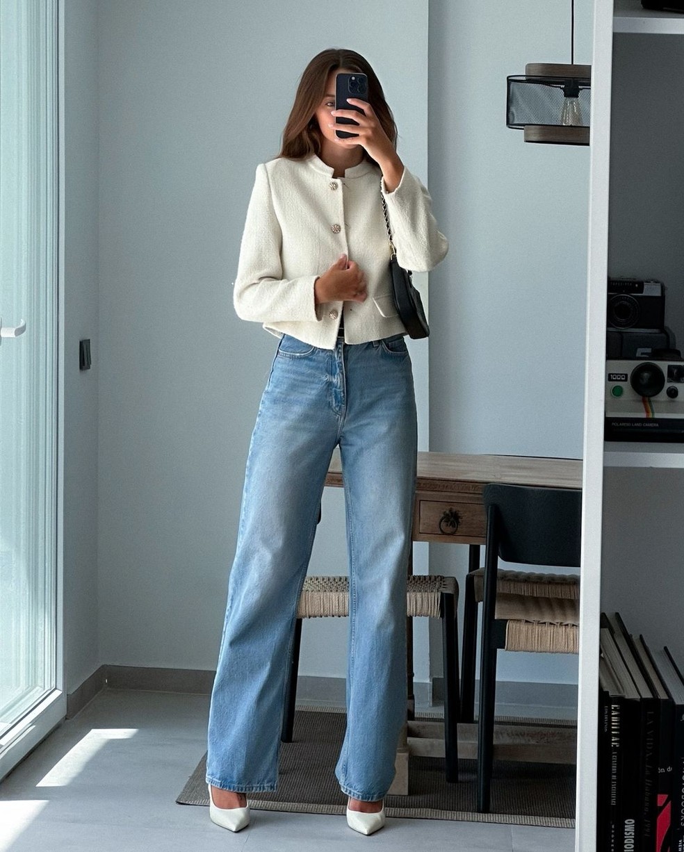 Combine o jeans com uma camisa de botão e um blazer para um look elegante, mas sem perder o toque despojado — Foto: Reprodução/Instagram @irisabv