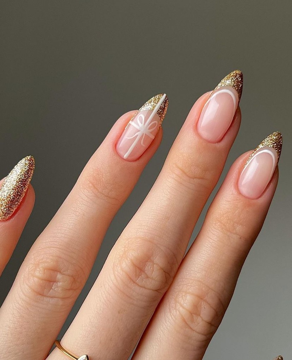 Branco e dourado nas unhas: 18 inspirações de nail art que une leveza e ...