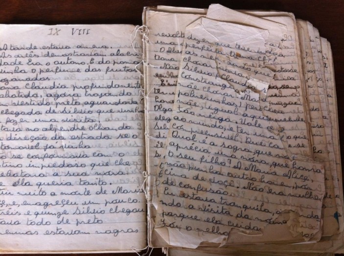 Páginas degradadas do manuscrito de Carolina Maria de Jesus guardadas no Arquivo Público Municipal de Sacramento, em Minas Gerais — Foto: Foto retirada do livro A poética de resíduos de Carolina de Jesus