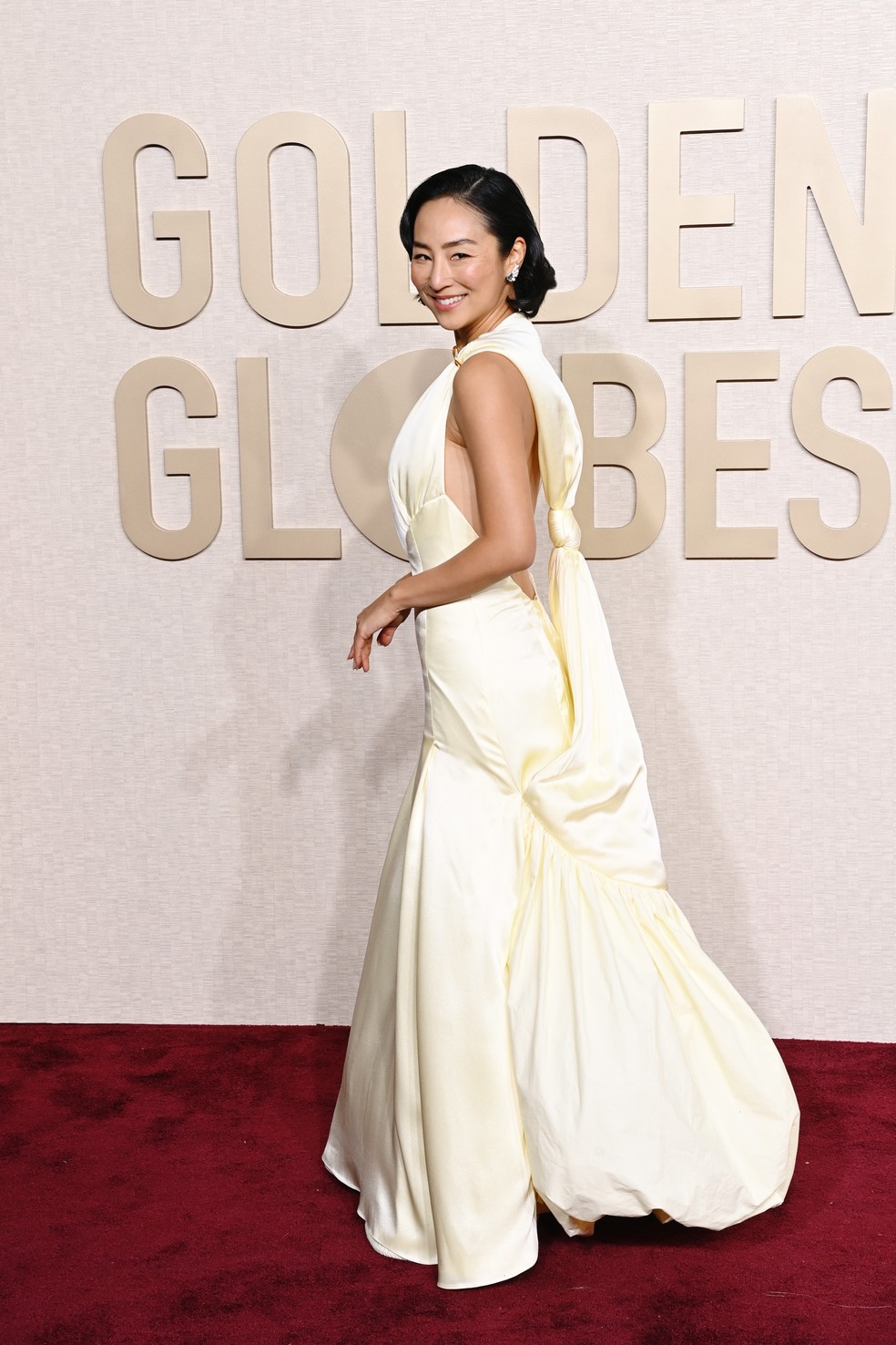 Greta Lee veste Loewe para a cerimônia do Globo de Ouro — Foto: Getty Images
