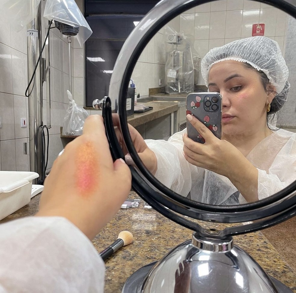 Bruna Tavares testando fórmulas no BT Lab — Foto: Reprodução Instagram