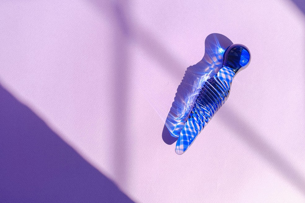 Vibradores e sex toys seguros: opte por modelos feitos em silicone (cirúrgico, médico ou platina), aço (inoxidável ou cirúrgico) e/ou vidro borossilicato (como o da foto) — Foto: Reprodução/Pexels