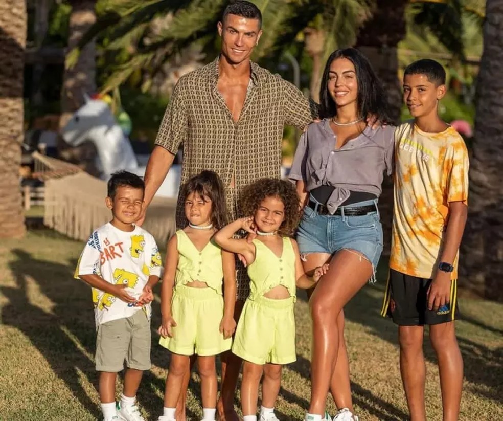 Cristiano Ronaldo, a esposa Georgina Rodríguez e os filhos — Foto: Divulgação
