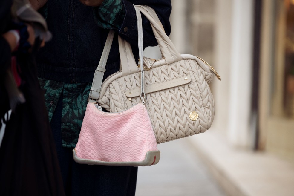 Dose dupla: como usar duas bolsas no mesmo look — Foto: Getty Images