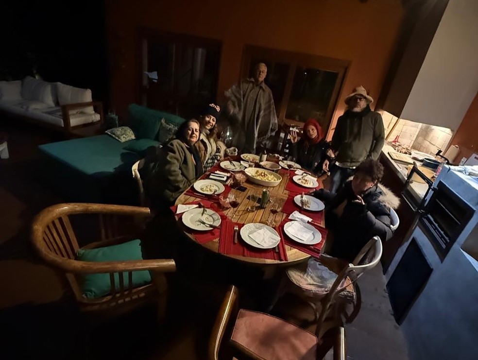 Levando vida discreta, Helena Ranaldi visita a família e publica ...