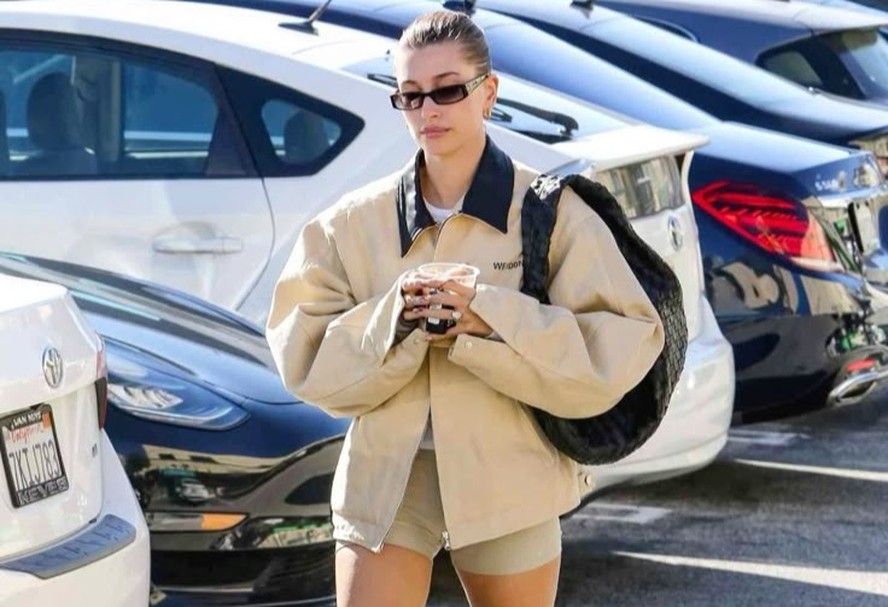 Hailey Bieber com a jaqueta 'barn'