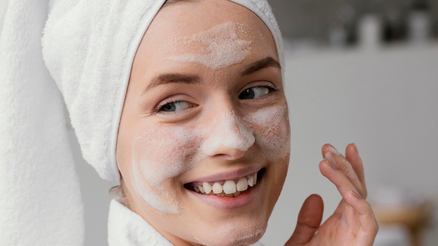 Chega de ressecamento: aprenda a escolher o limpador facial ideal para a sua pele