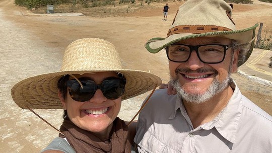Sandra Annenberg posa sorridente com Ernesto Paglia em passeio na Roliude Nordestina
