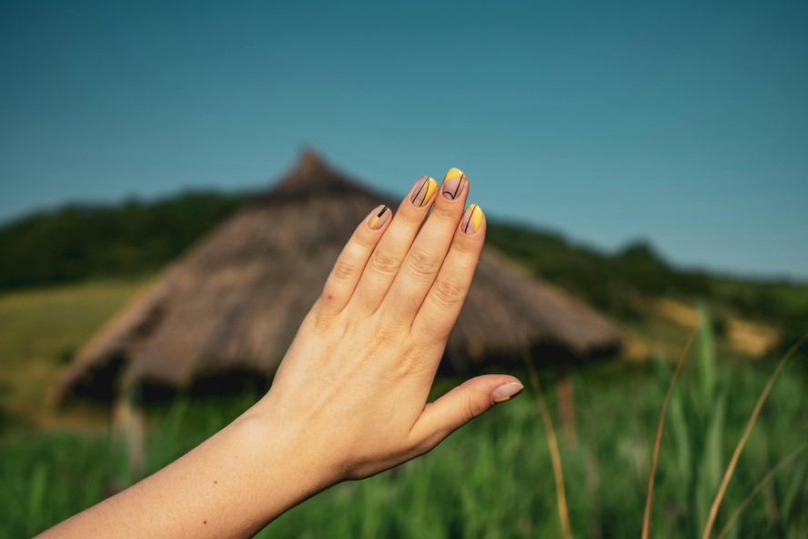 Explore novas cores e solte a criatividade nas unhas nesta primavera. É o momento de brincar com esmaltes neutros e vibrantes, além de uma nail art que foge do básico