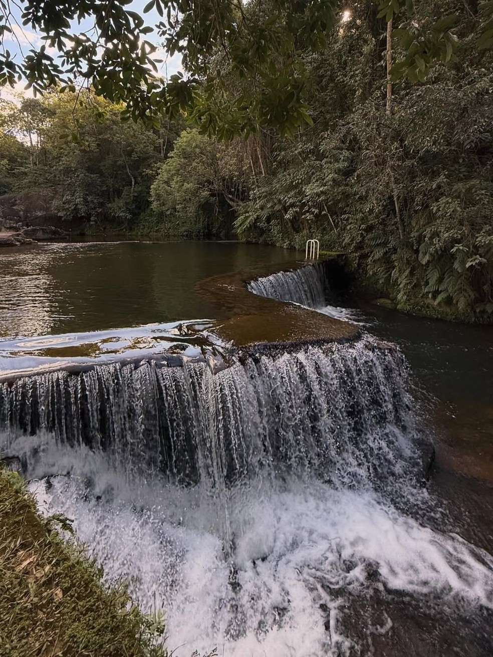 De biquíni estampado, Isis Valverde aproveita dia ensolarado para renovar bronzeado em cachoeira — Foto: Reprodução/Instagram