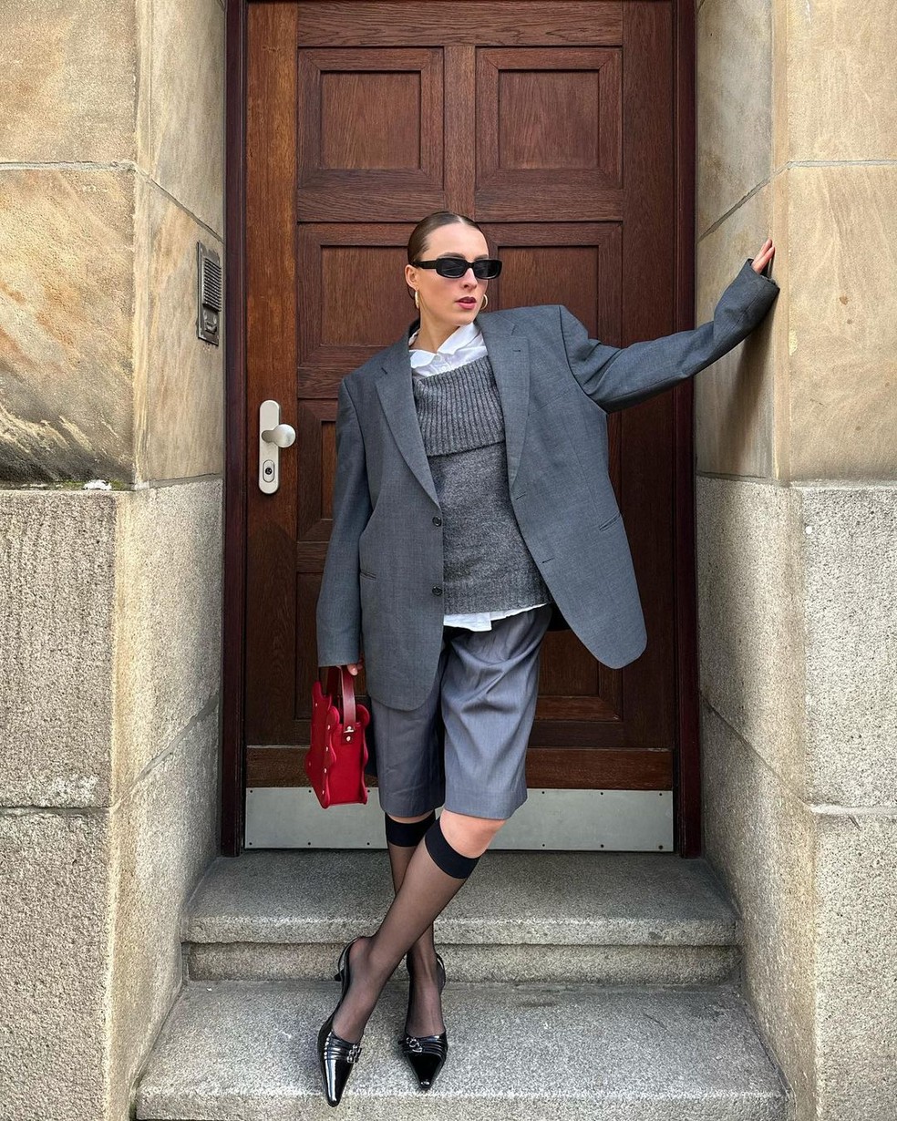 Combinação de bermuda com blazer oversized — Foto: Reprodução/Instagram @lara_bsmnn