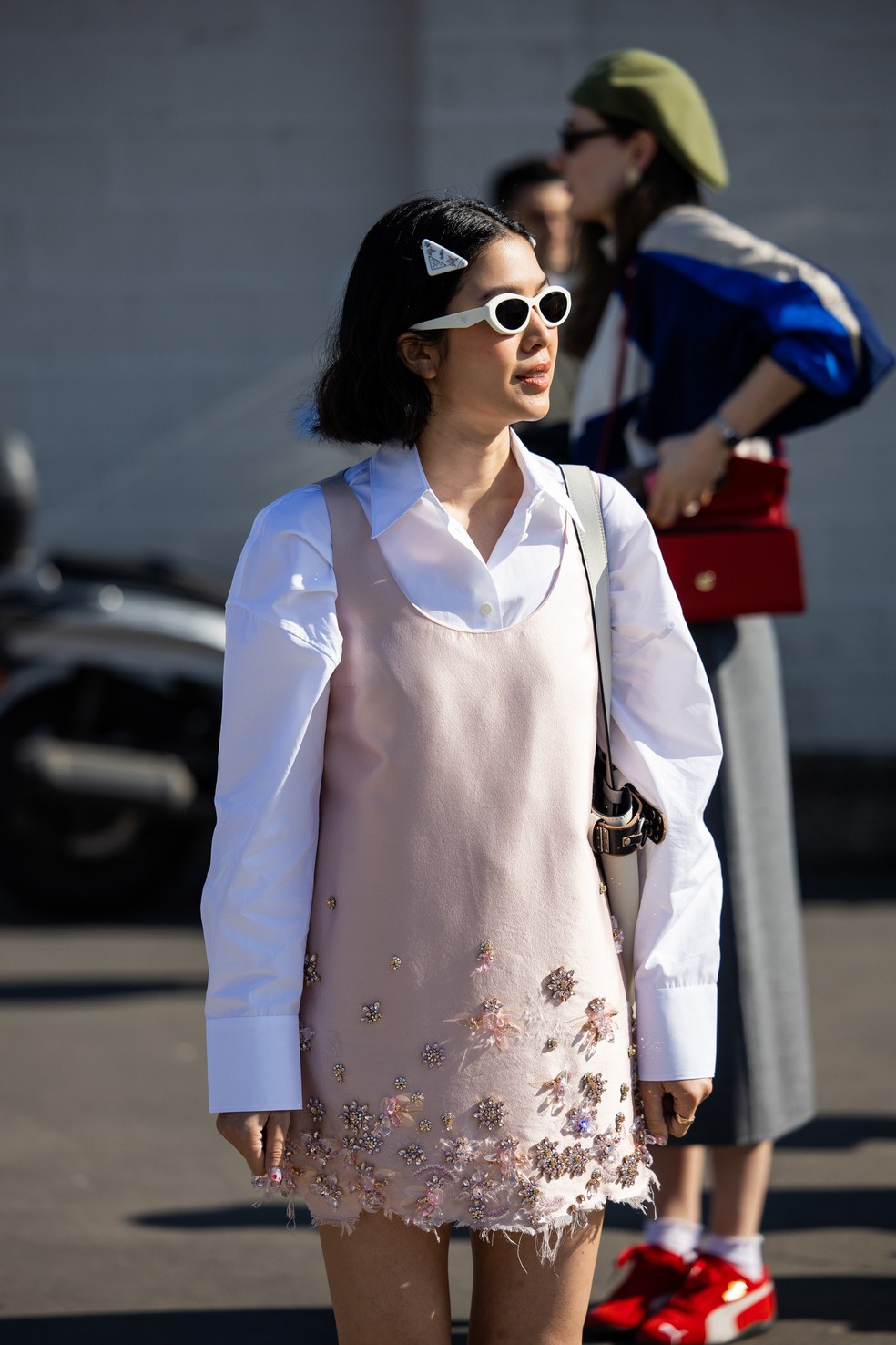 Oranicha Krinchai usa camisa branca e vestido com aplicações — Foto: Getty Images