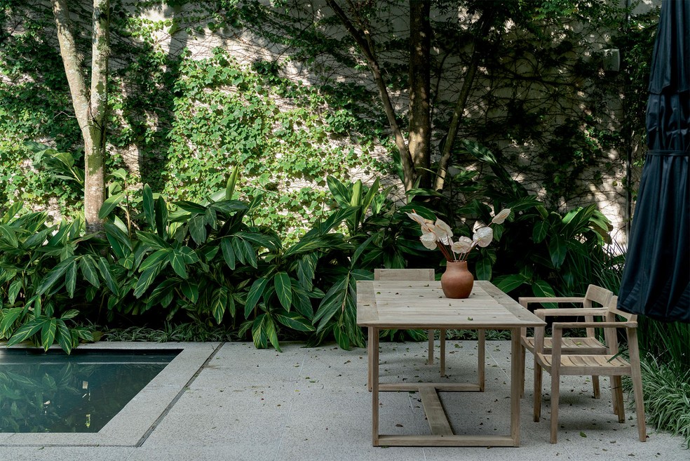  a área externa da casa com piscina e mesa para almoço — Foto: Mayra Azzi