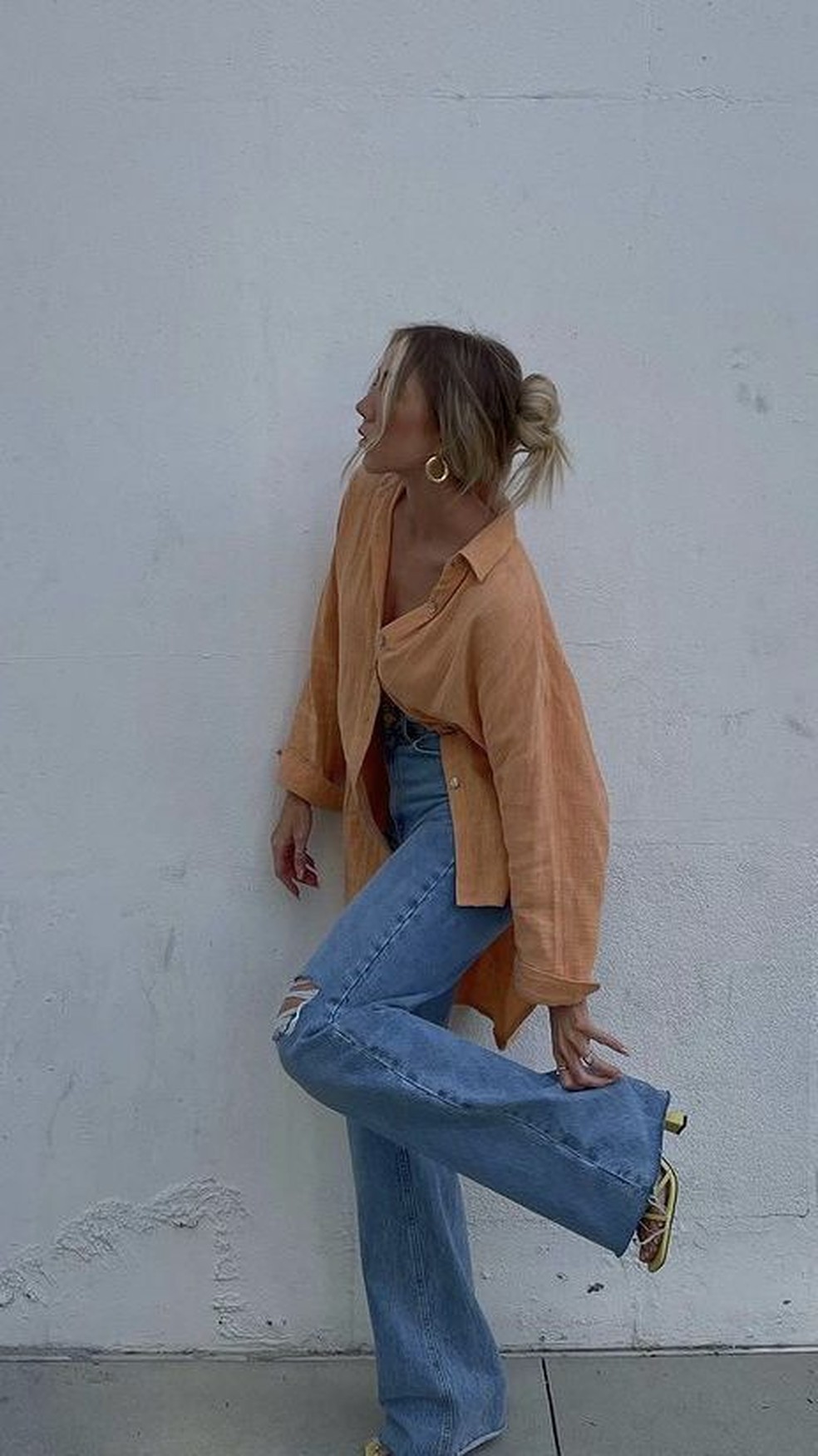 Calça jeans assim como outras peças do mesmo tipo de tecido dão um ar mais descontraído para o visual. — Foto: Reprodução/Pinterest @daschounia