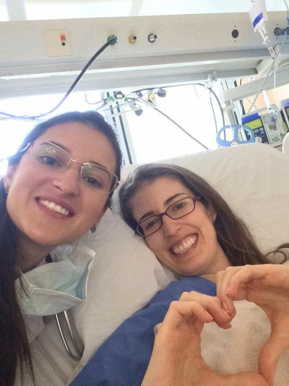 Patrícia Fonseca ao lado da fisioterapeuta Kessy, quando estava internada na UTI esperando pelo transplante — Foto: Arquivo Pessoal