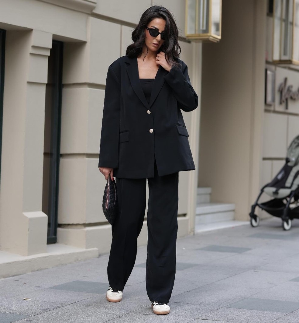 Calça pantalona combina com diferentes estilos, sendo uma peça versátil para se ter por perto. — Foto: Reprodução/Instagram @elifgermiyanoglu