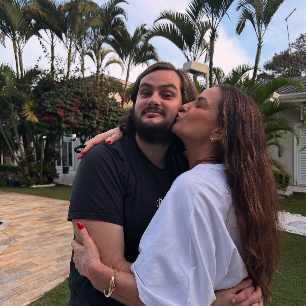 Luiza Brunet se derrete pelo filho, Antônio — Foto: Reprodução/Instagram