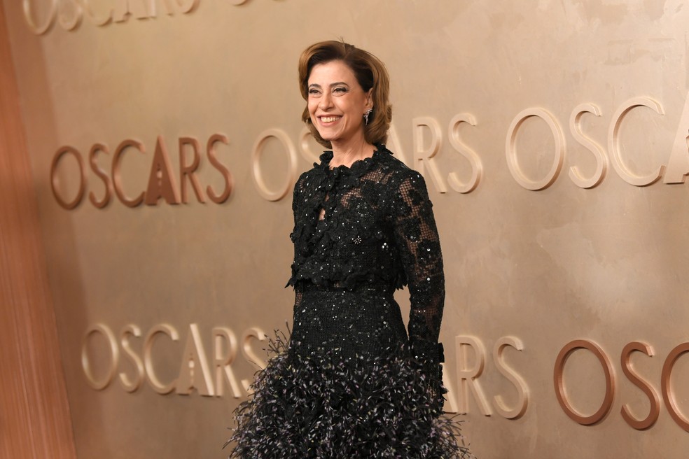 Fernanda Torres encanta com beleza clássica e elegante no Oscar 2025