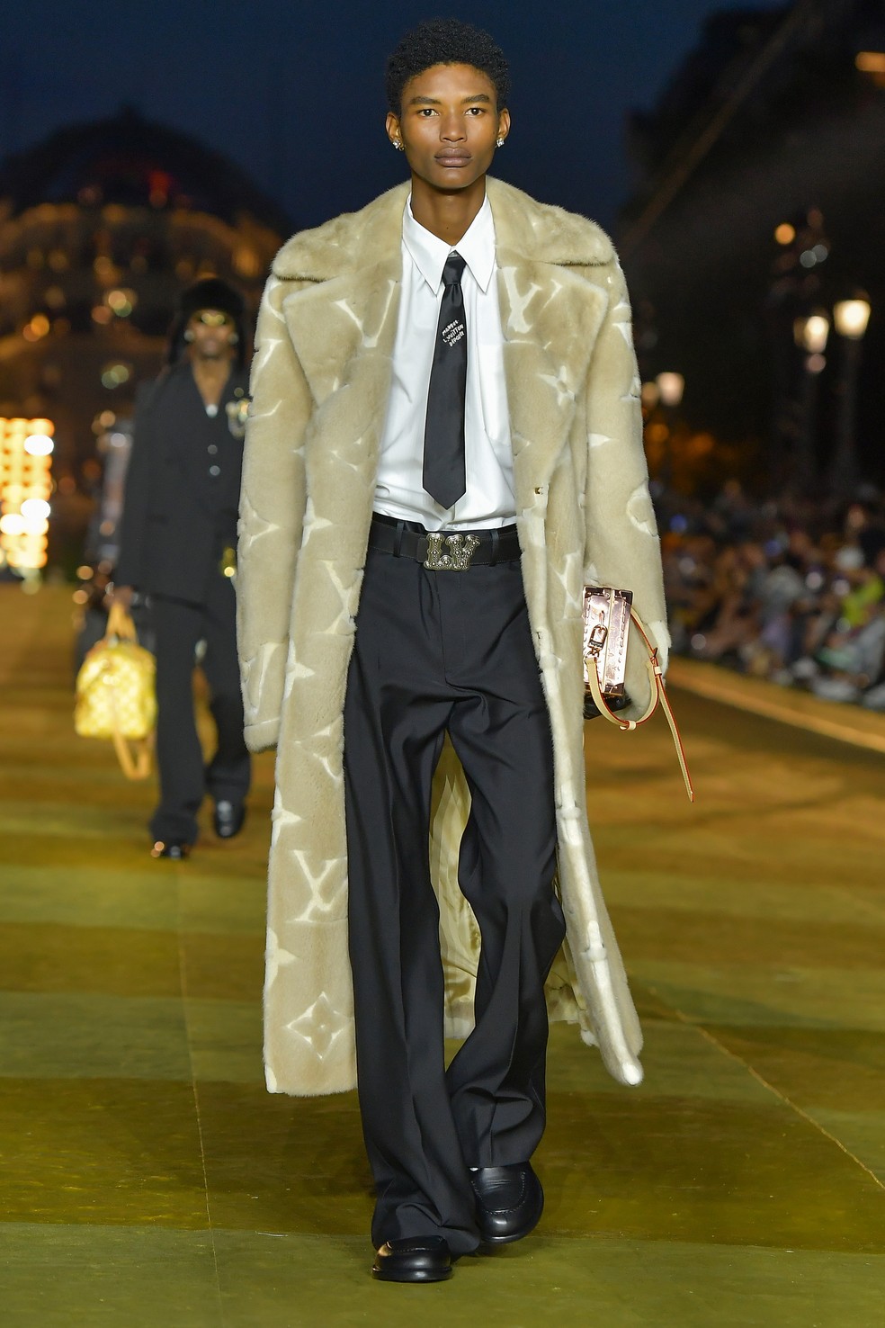 Pharrell Williams faz 1º desfile pela Louis Vuitton em Paris