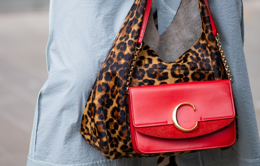 Dose dupla: como usar duas bolsas no mesmo look