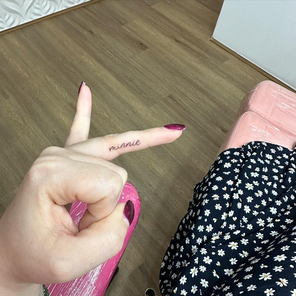 Tatuagem feminina no dedo: inspirações delicadas e impactantes para ...